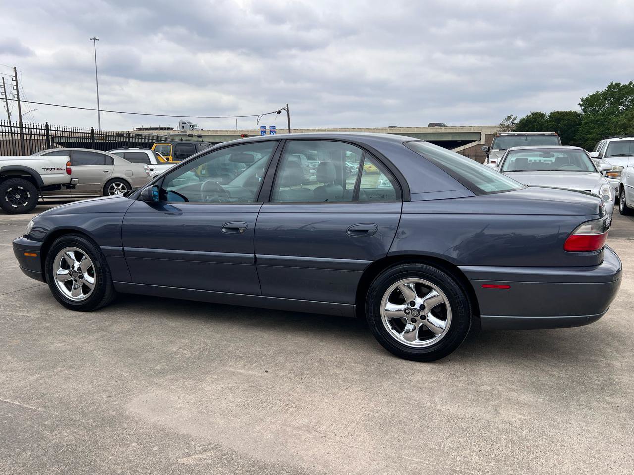Used 1997 Cadillac Catera RWD image 3