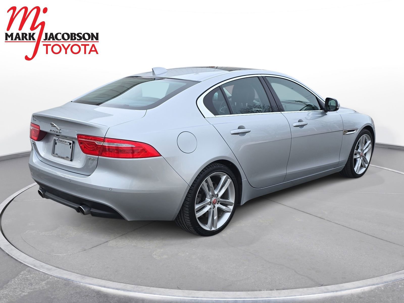 Used 2018 Jaguar XE Prestige image 8