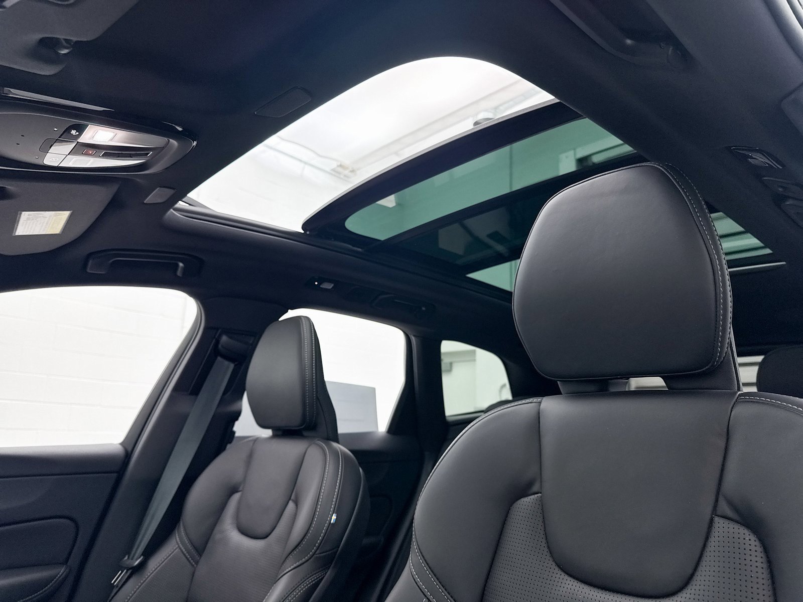 Used 2024 Volvo XC60 T8 Ultimate w/ Climate Package image 5