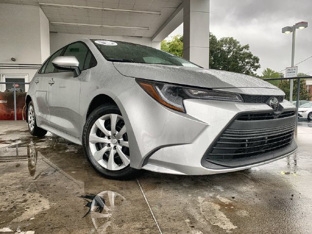 Used 2025 Toyota Corolla LE FWD image 2