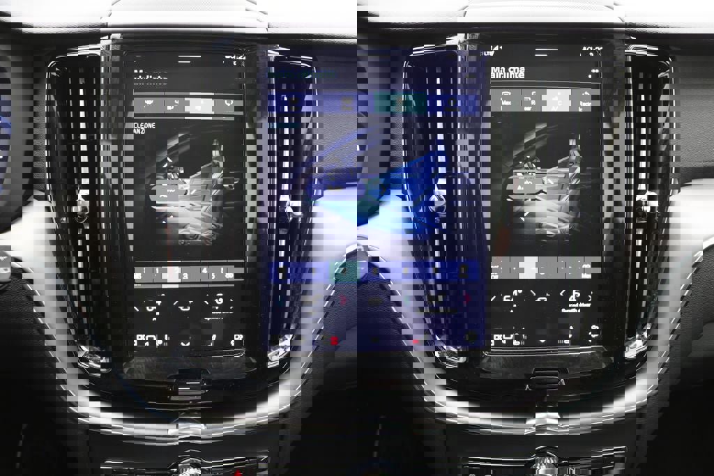 Used 2025 Volvo XC60 B5 Core image 25