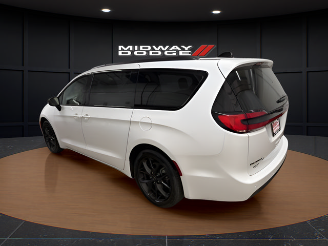 Used 2025 Chrysler Pacifica Limited FWD image 3