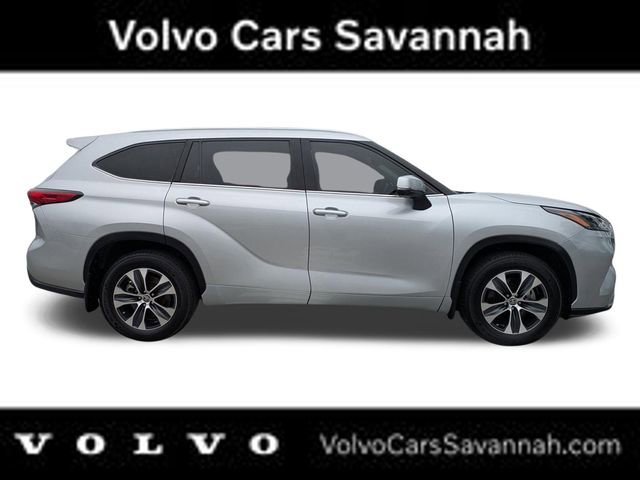 Used 2022 Toyota Highlander XLE image 3