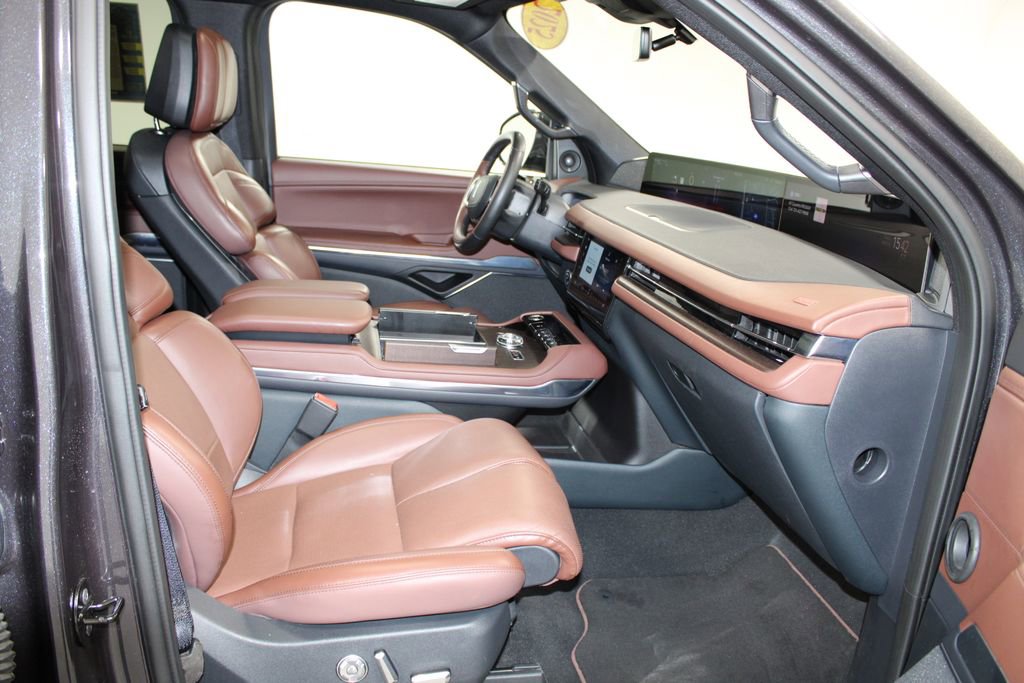 Used 2025 Lincoln Navigator Reserve AWD/4WD image 32