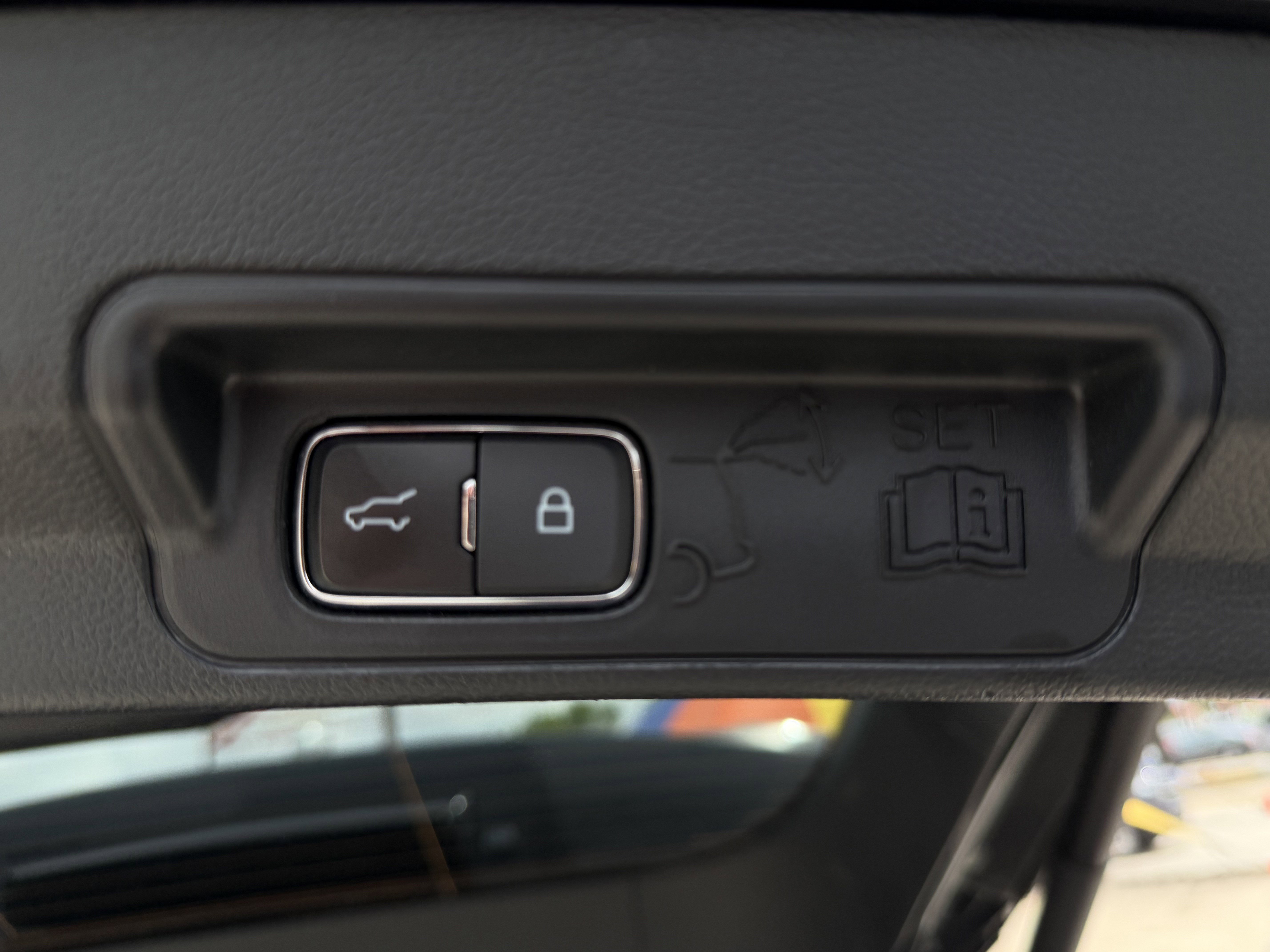 Used 2024 Ford Explorer XLT RWD image 9