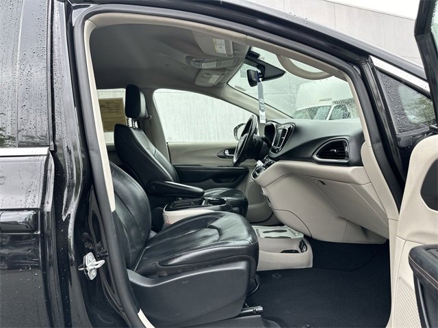 Used 2020 Chrysler Pacifica Touring-L image 22