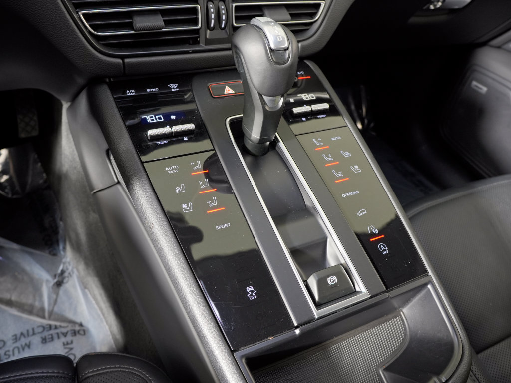 Certified 2023 Porsche Macan Turbo AWD/4WD image 24