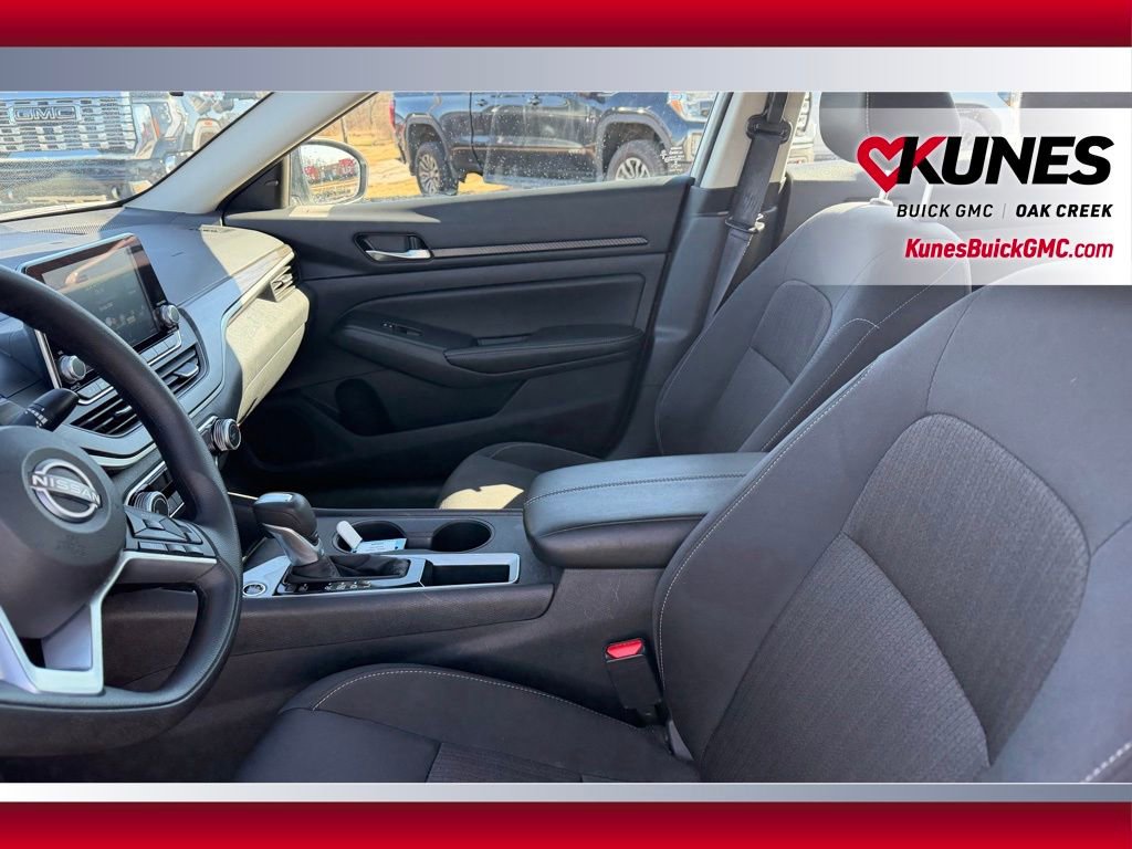 Used 2025 Nissan Altima 2.5 SV FWD image 9