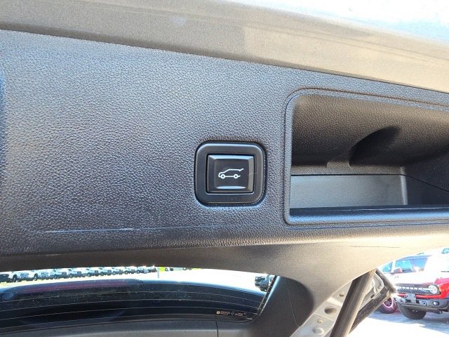 Used 2023 GMC Terrain SLT image 15