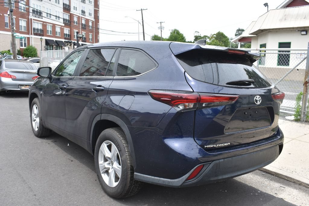 Used 2025 Toyota Highlander LE FWD image 8