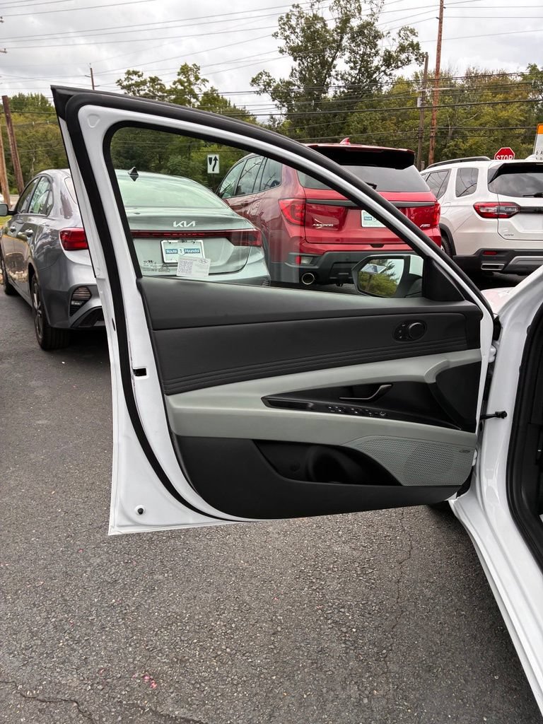 Used 2025 Hyundai Elantra Limited FWD image 25