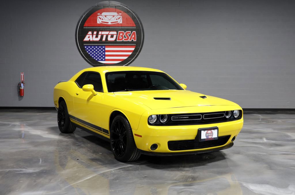 Used 2017 Dodge Challenger SXT image 1