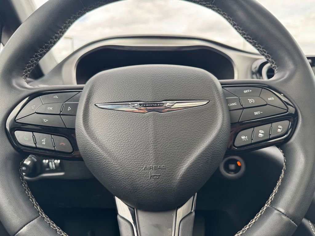 Used 2022 Chrysler Pacifica Limited w/ Uconnect Theater Family Group image 17