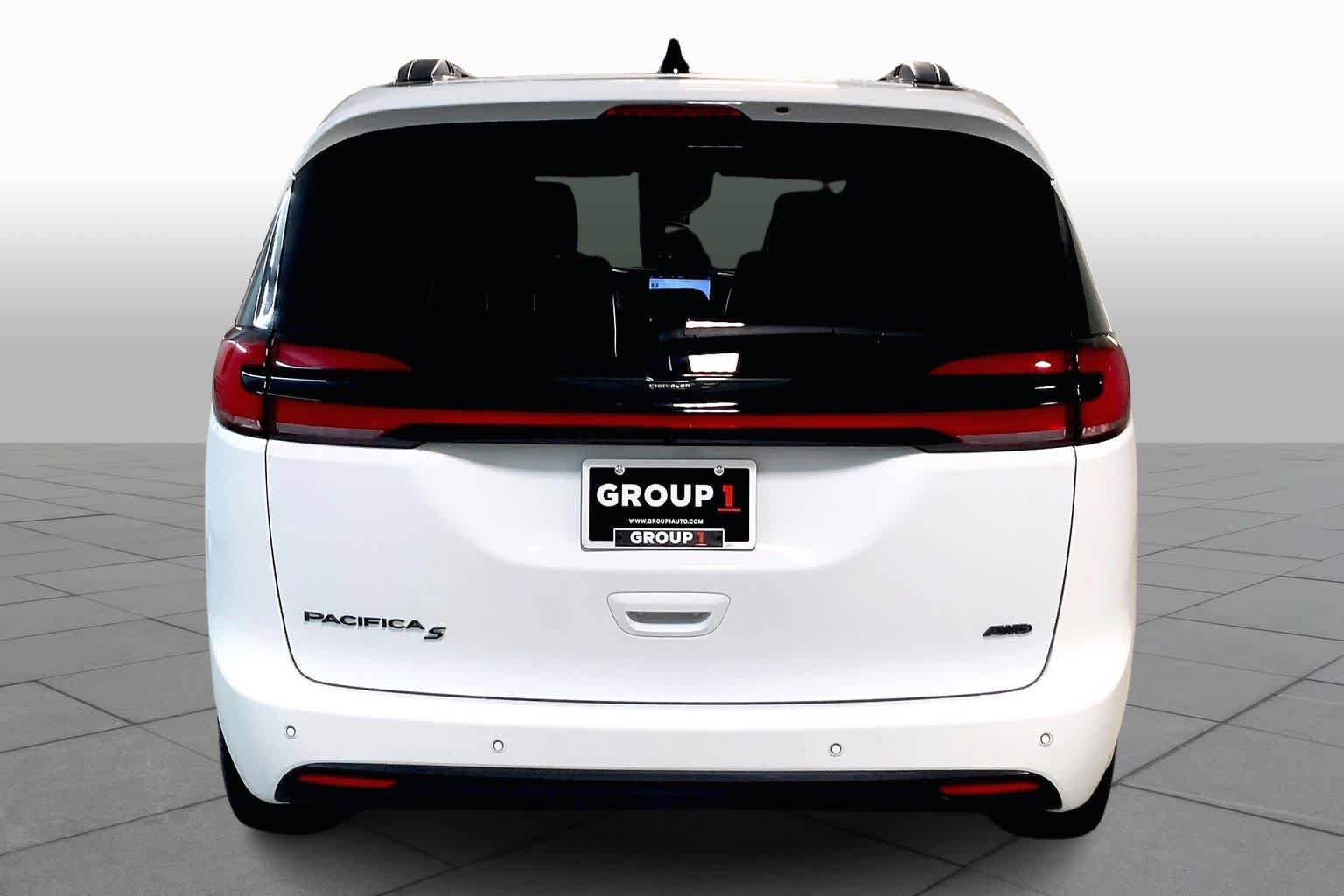 Used 2023 Chrysler Pacifica Touring-L w/ S Appearance Package image 4