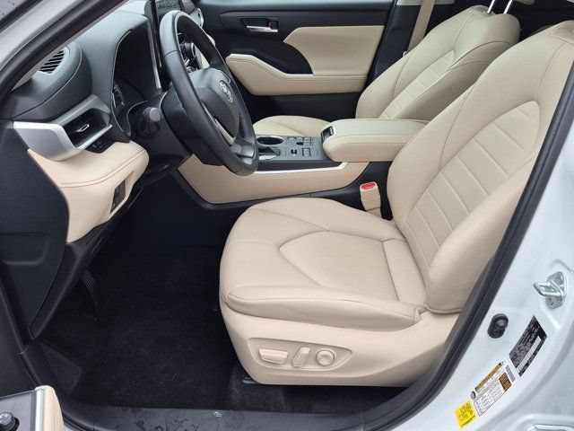 Certified 2024 Toyota Highlander XLE AWD/4WD image 8
