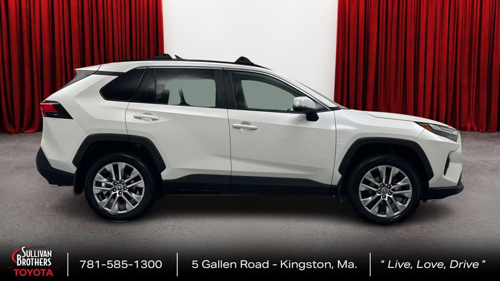 Used 2022 Toyota RAV4 XLE Premium AWD/4WD image 4