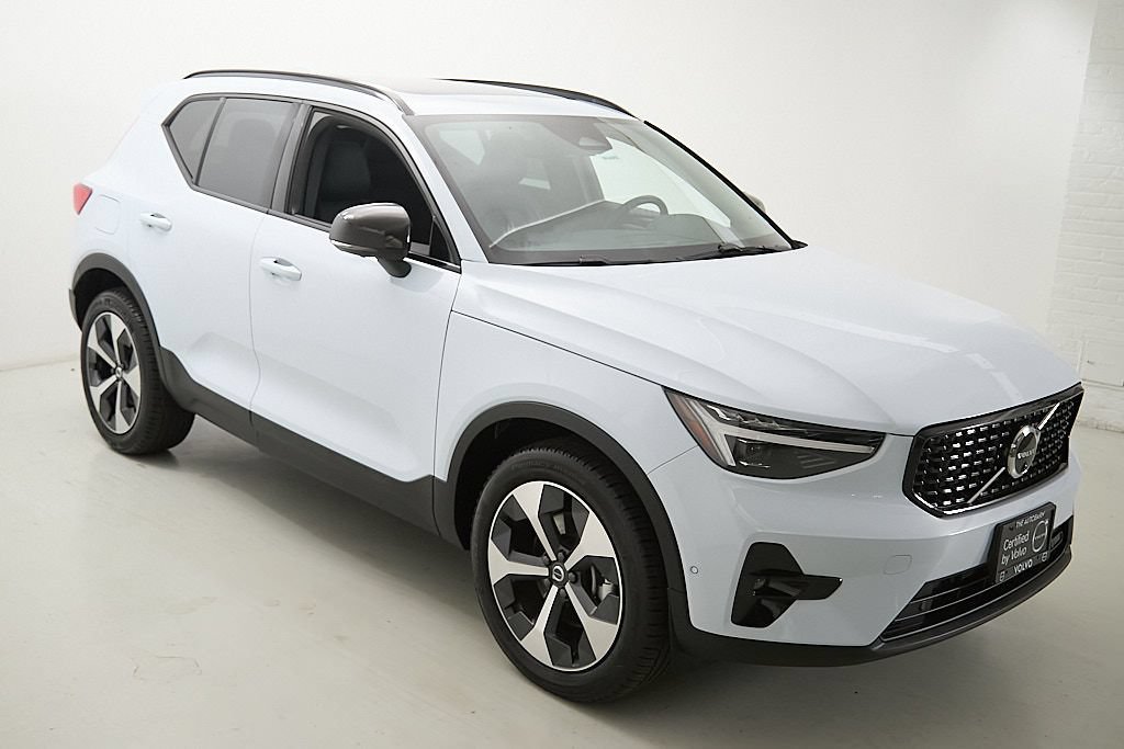 Certified 2026 Volvo XC40 B5 Plus AWD/4WD image 4