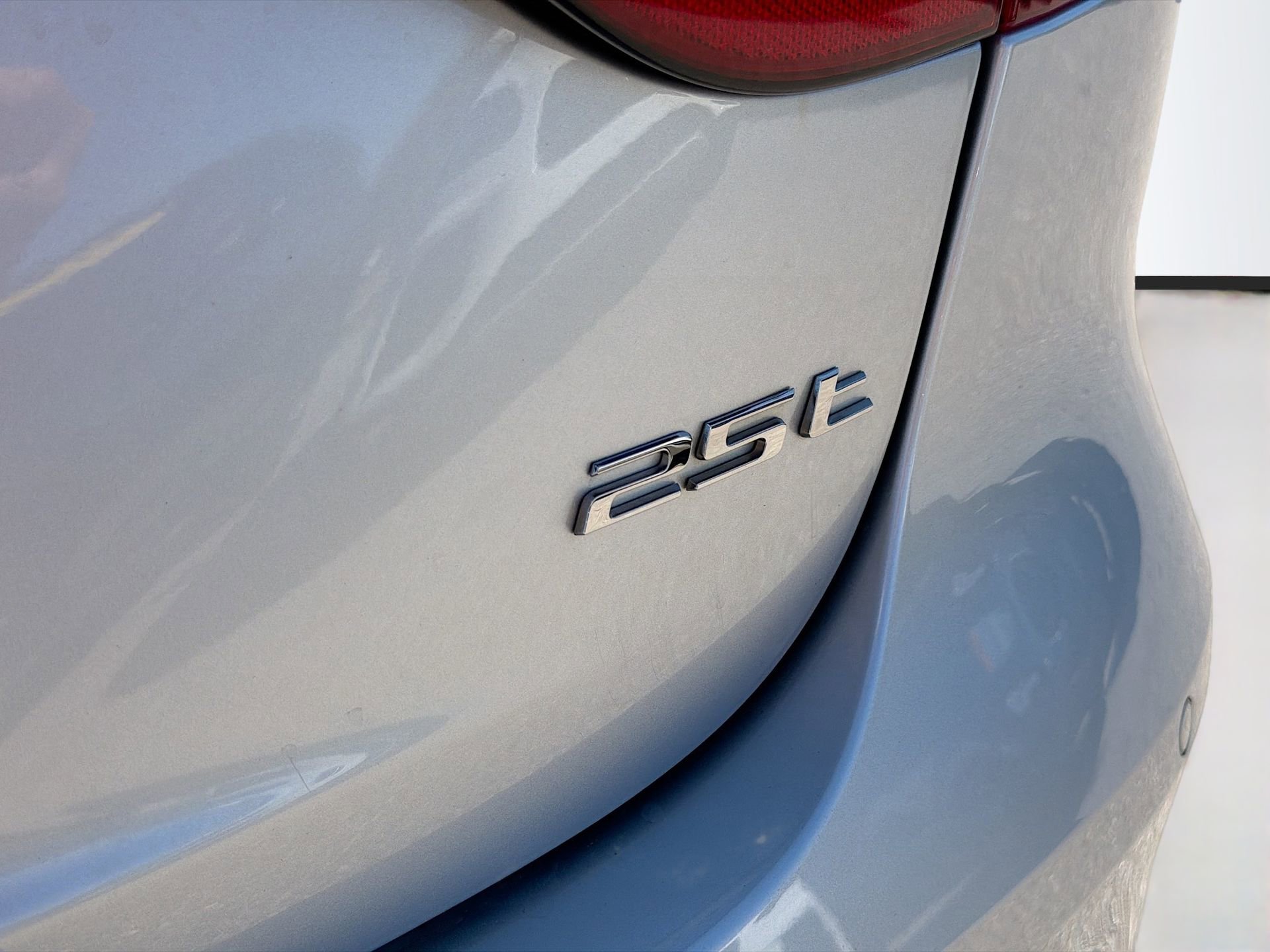 Used 2018 Jaguar XF Premium image 12