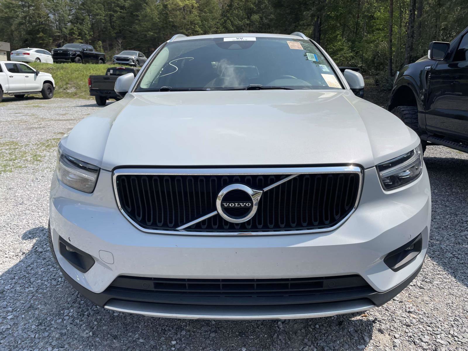 Used 2022 Volvo XC40 T5 Momentum image 2