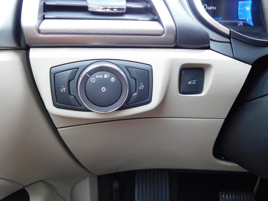 Used 2019 Ford Fusion SE FWD image 24