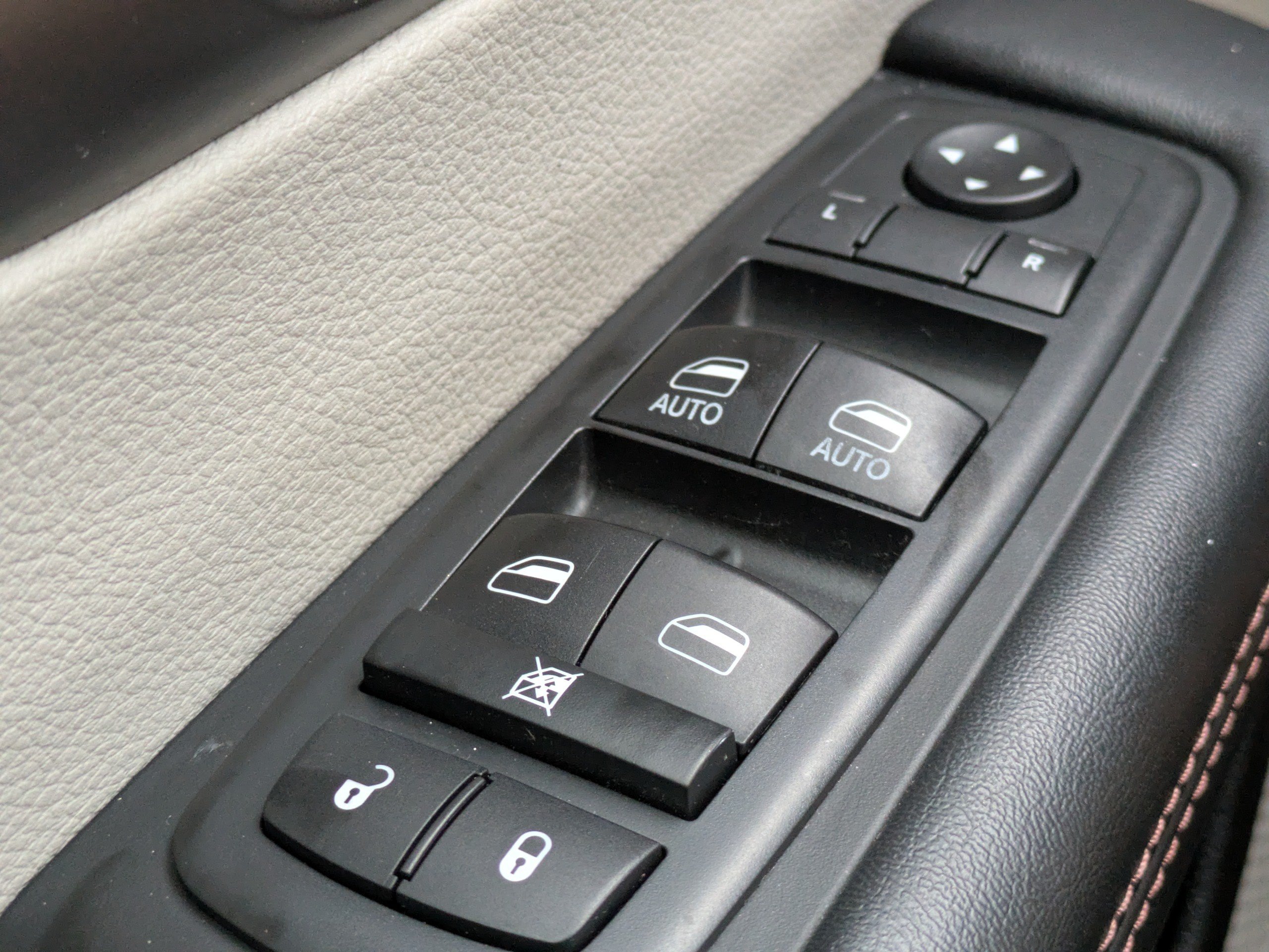 Used 2018 Chrysler Pacifica Touring-L FWD image 26