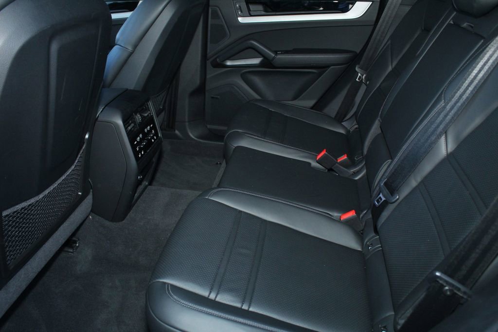 Certified 2025 Porsche Cayenne Coupe AWD/4WD image 25