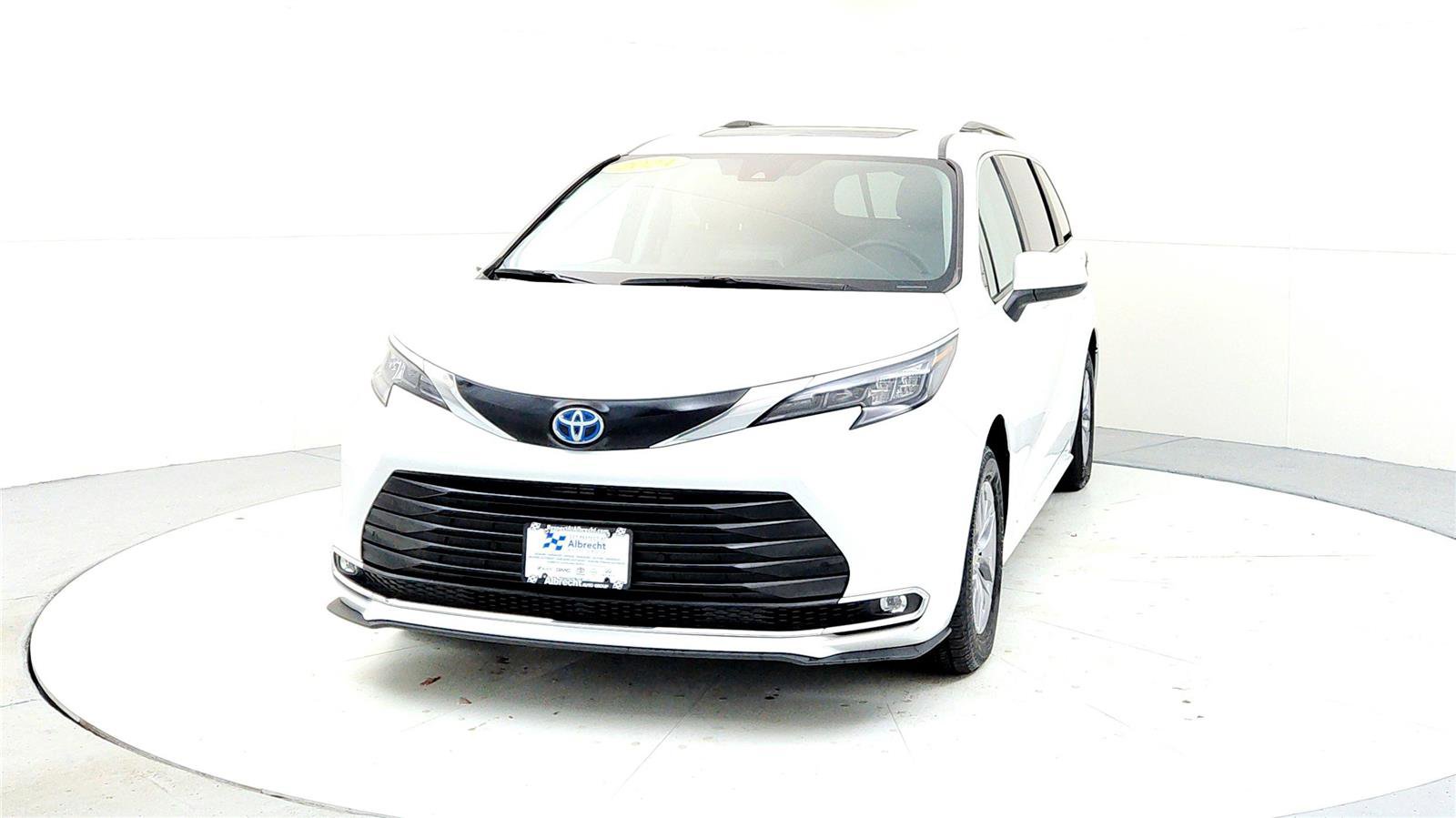 Certified 2024 Toyota Sienna XLE image 2