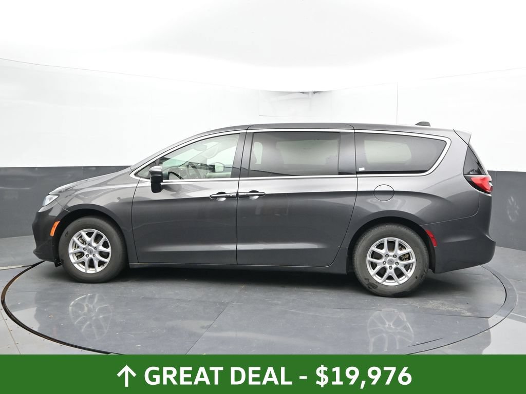 Used 2023 Chrysler Pacifica Touring-L FWD image 10