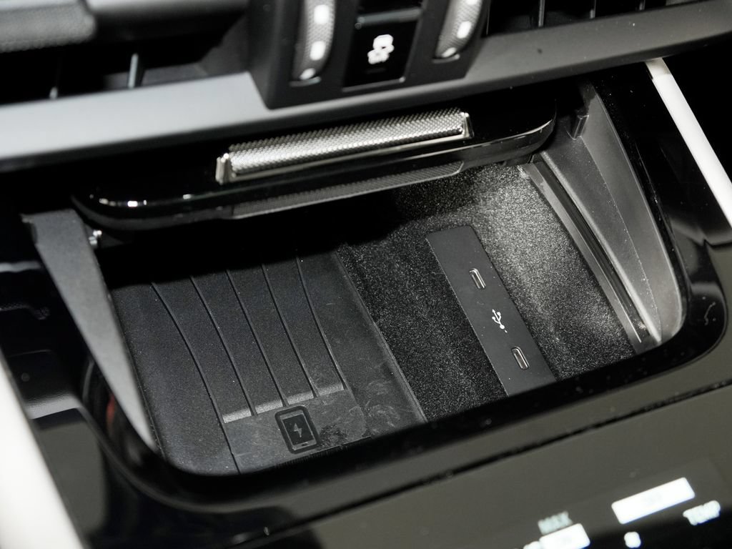 Certified 2025 Porsche Cayenne GTS AWD/4WD image 36