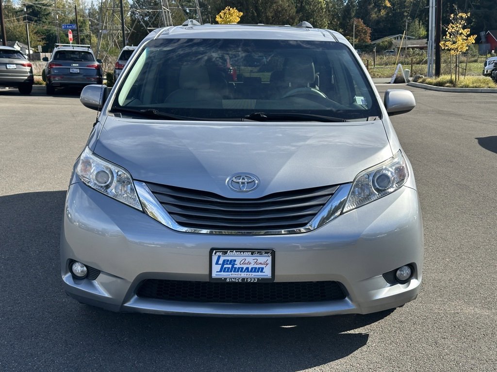 Used 2014 Toyota Sienna XLE image 2