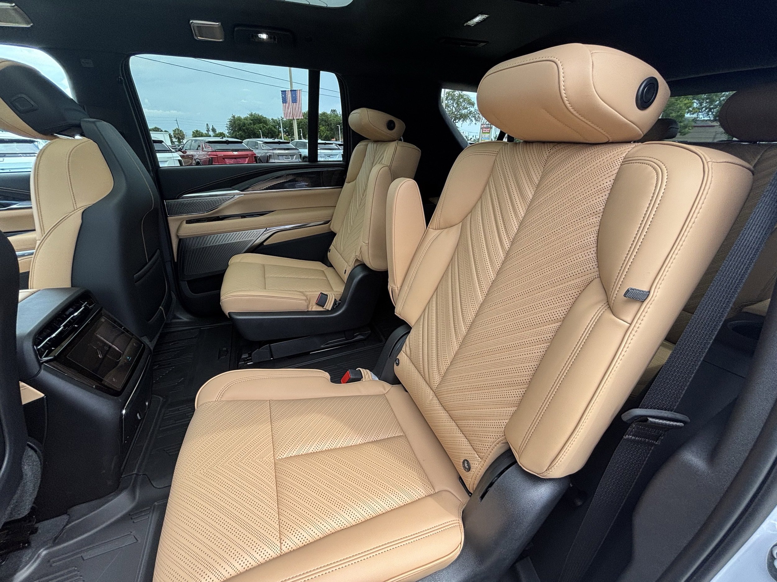 New 2026 Cadillac Escalade IQL Sport 2 w/ LPO, ONYX Package AWD/4WD image 32