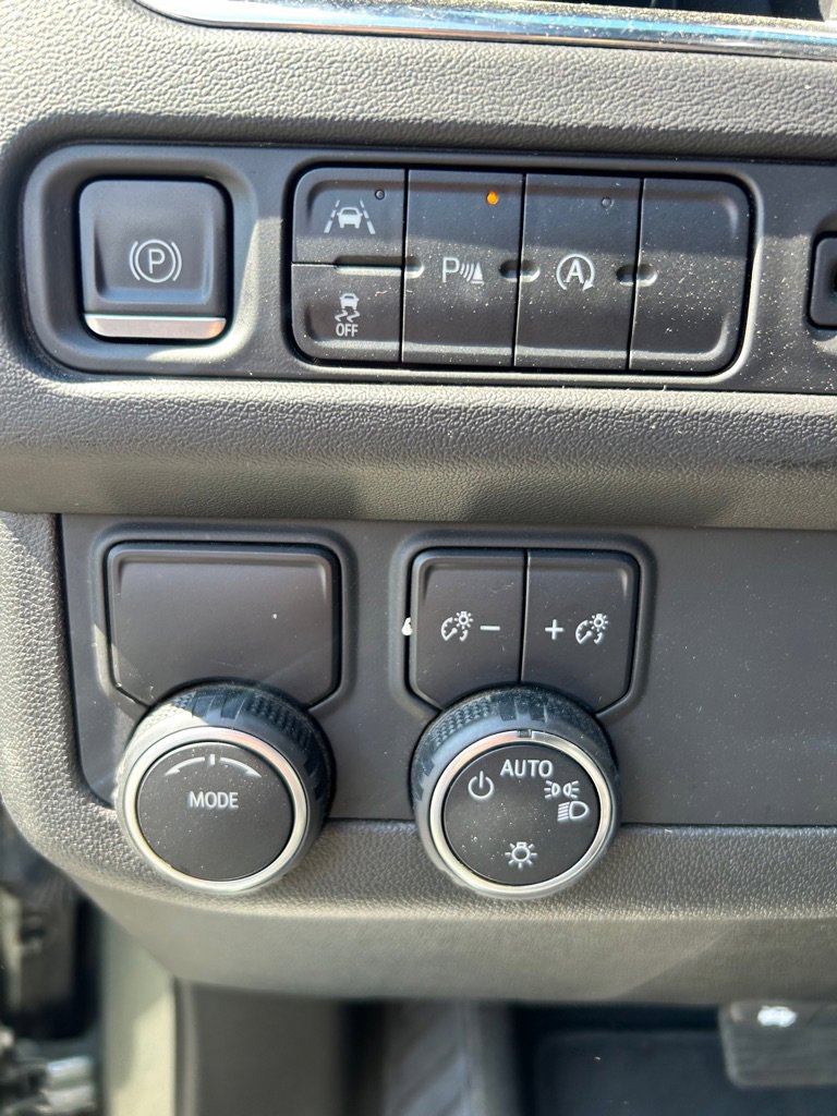 Used 2023 Chevrolet Suburban Premier image 13