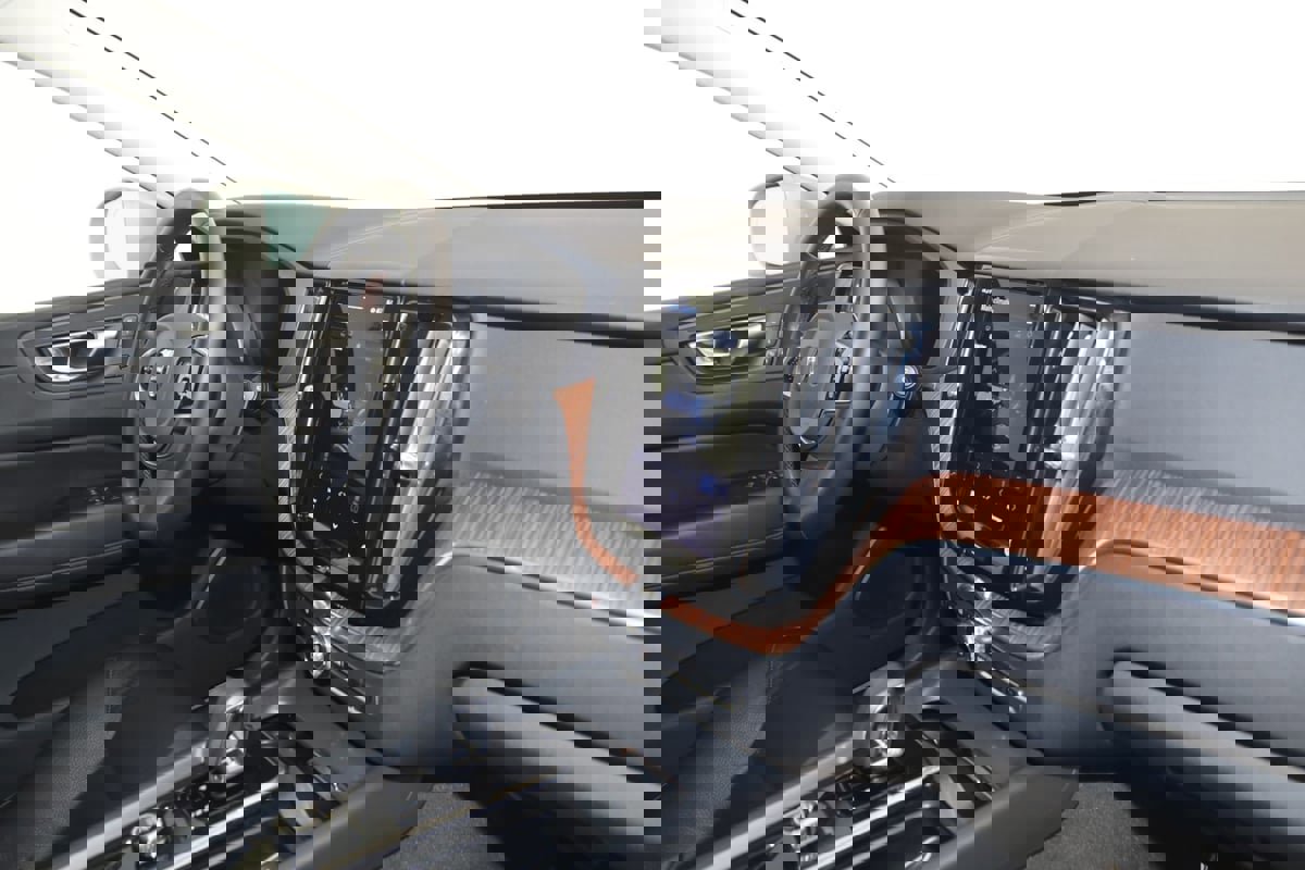 Used 2023 Volvo XC60 B5 Plus image 40