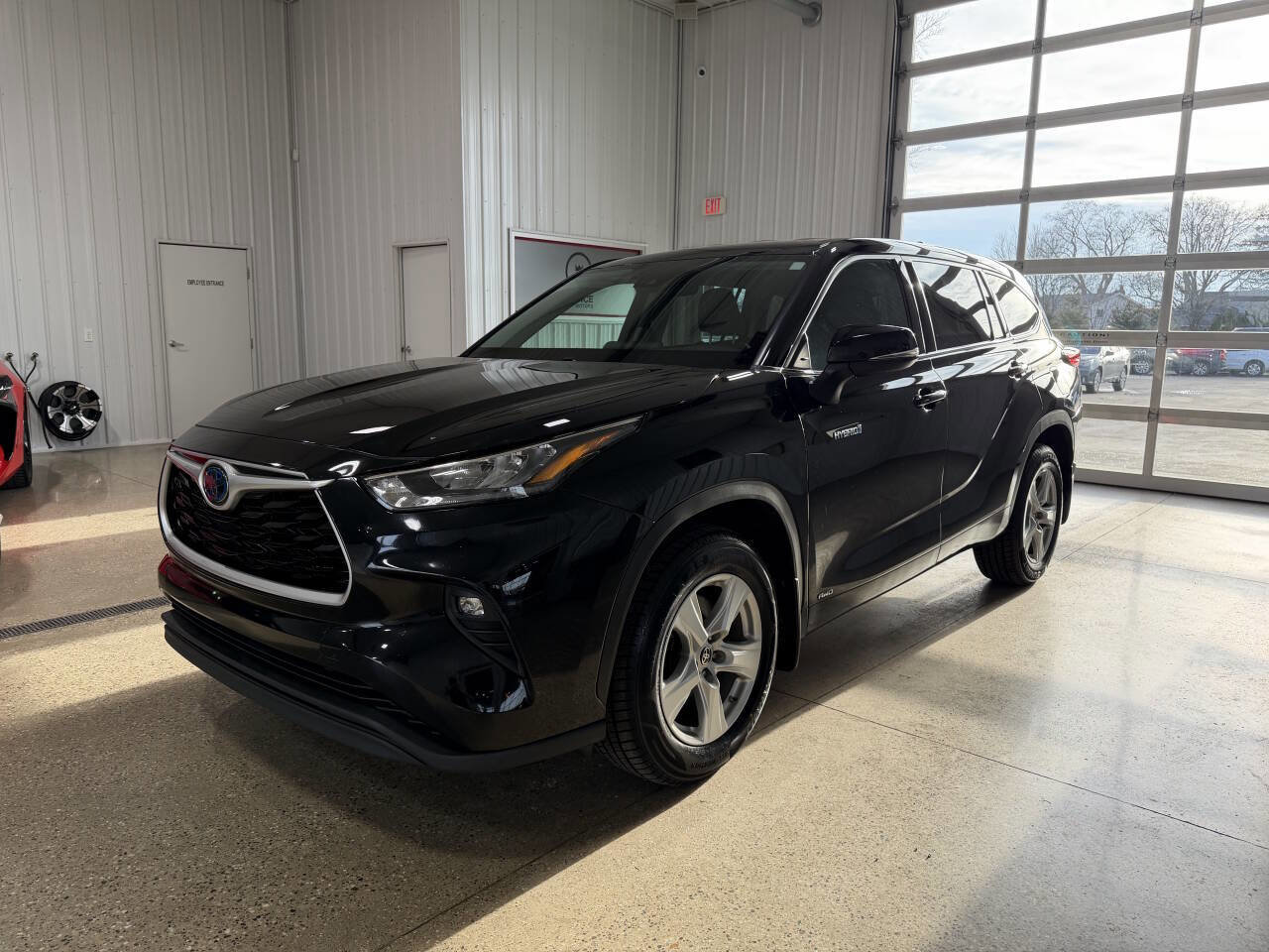 Used 2020 Toyota Highlander LE image 2