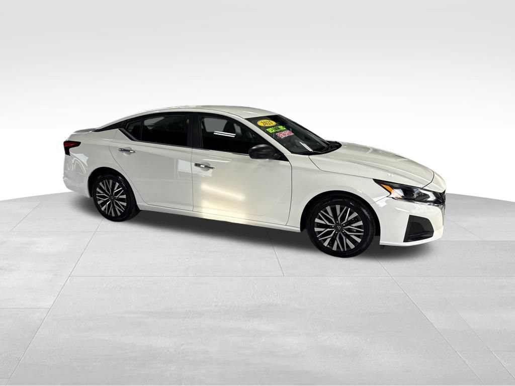 Used 2025 Nissan Altima 2.5 SV FWD image 7