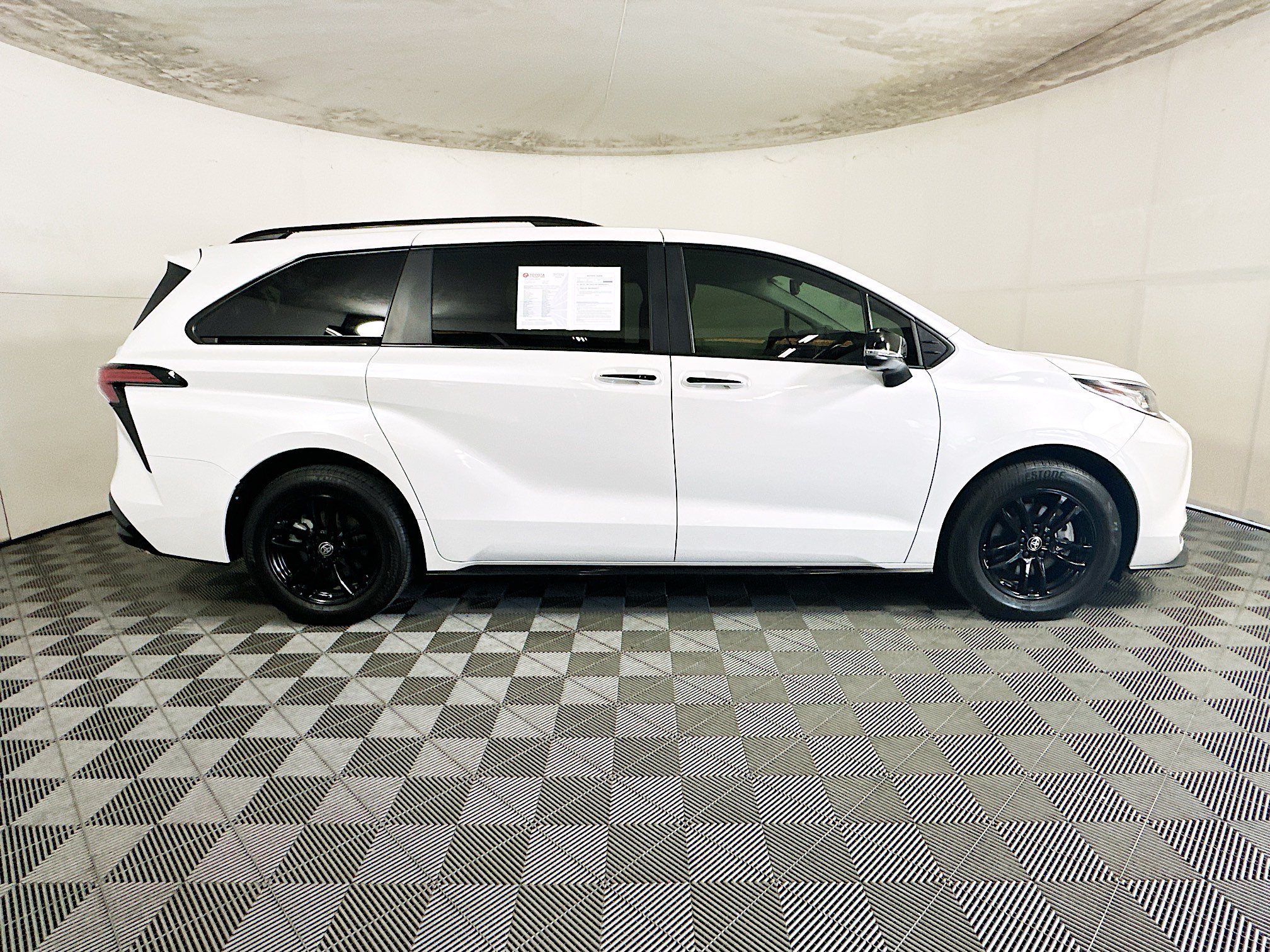 Used 2023 Toyota Sienna Limited FWD image 2