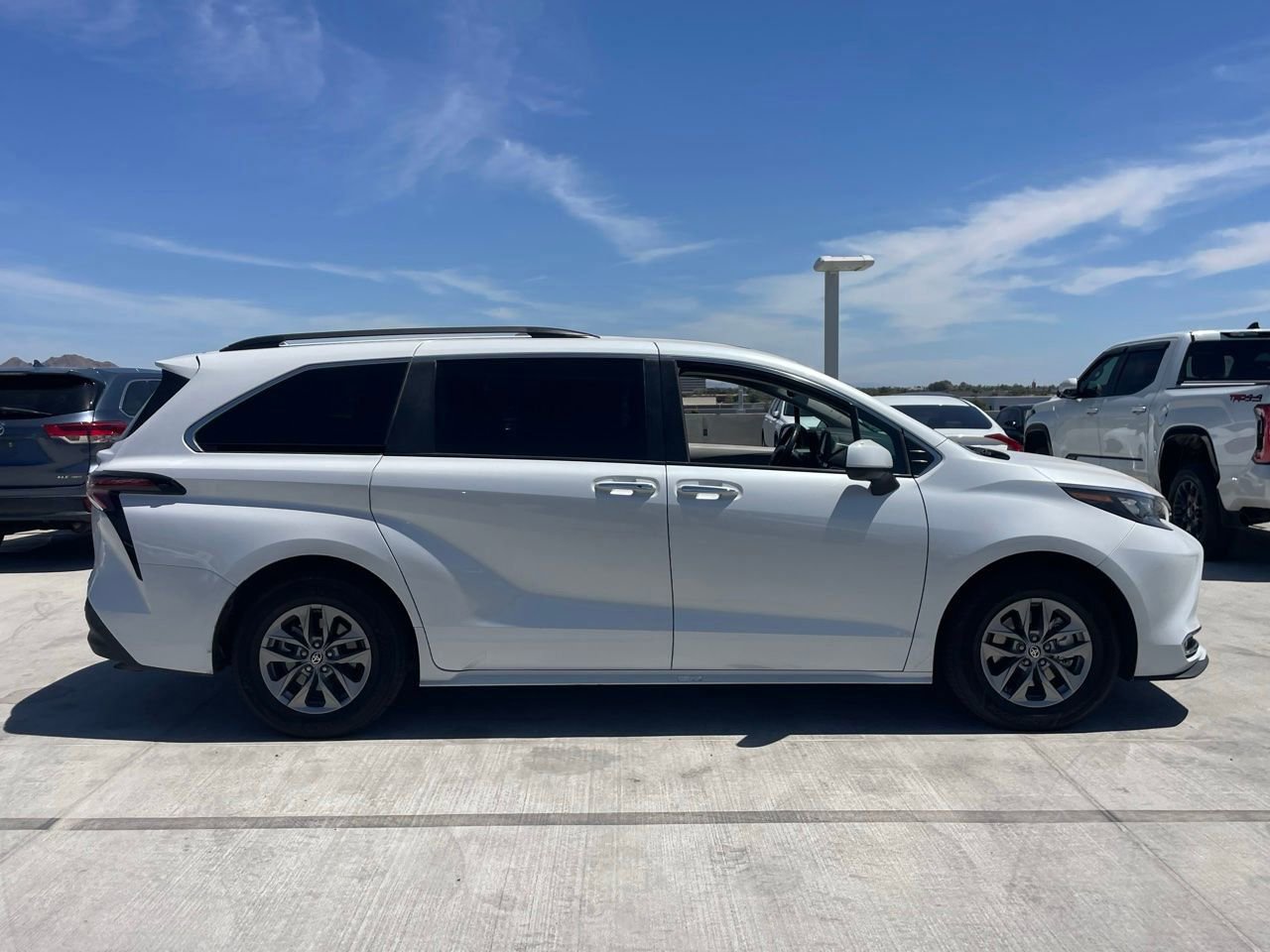 Used 2024 Toyota Sienna XLE FWD image 3