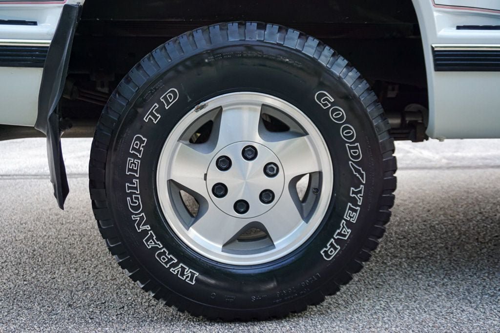 Used 1992 Chevrolet Silverado 1500 4x4 Regular Cab image 31