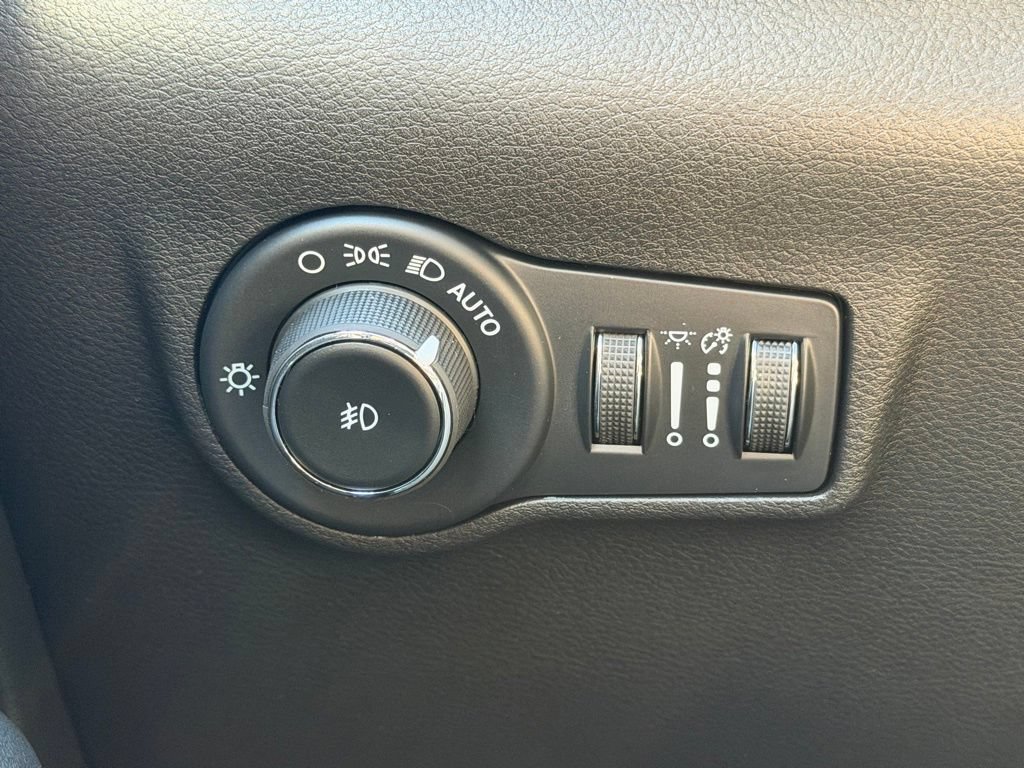New 2026 Jeep Compass Latitude w/ Sun and Sound Group AWD/4WD image 22