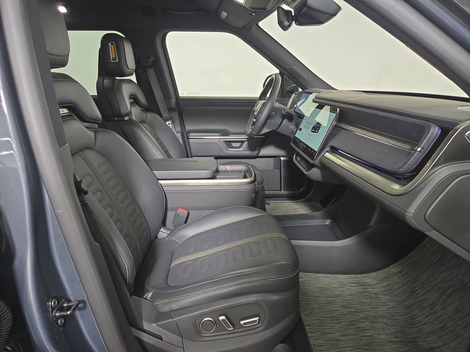 Used 2025 Rivian R1S Adventure image 24