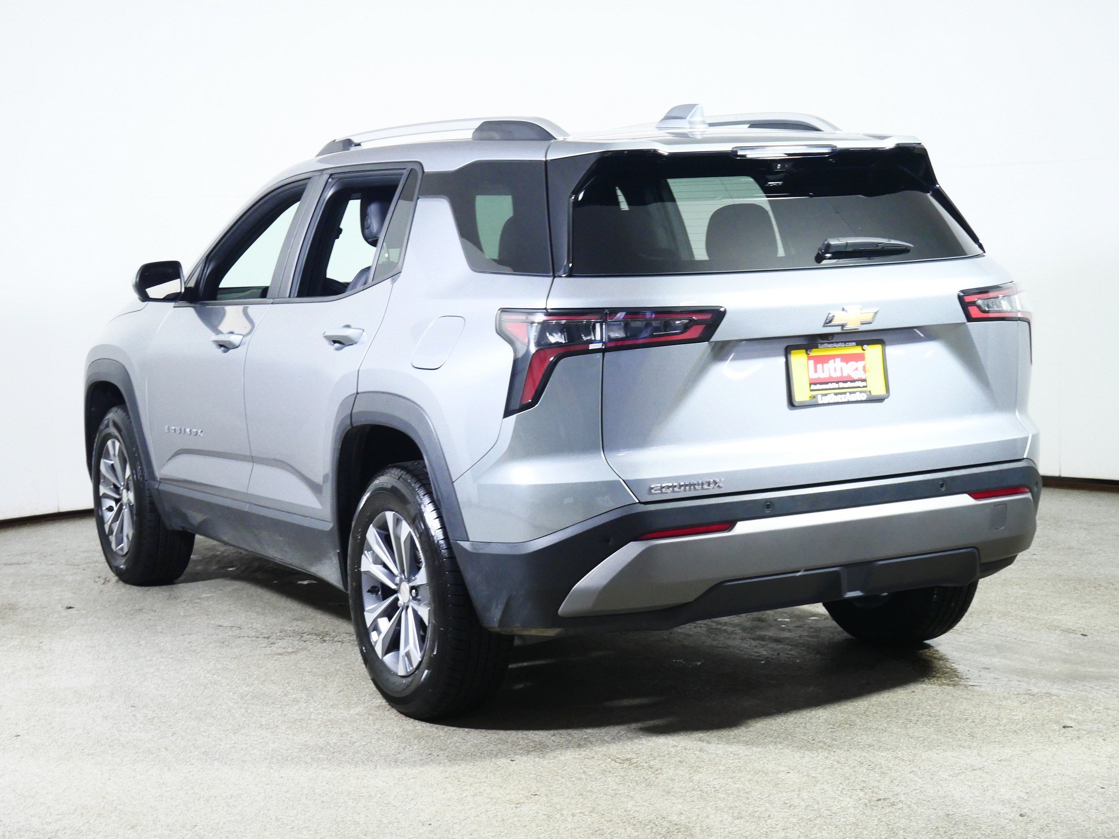 Used 2025 Chevrolet Equinox LT w/ Convenience Package II FWD image 5