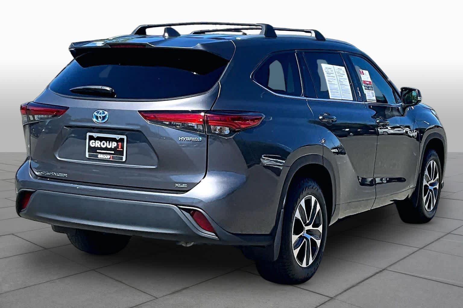 Used 2022 Toyota Highlander XLE AWD/4WD image 12
