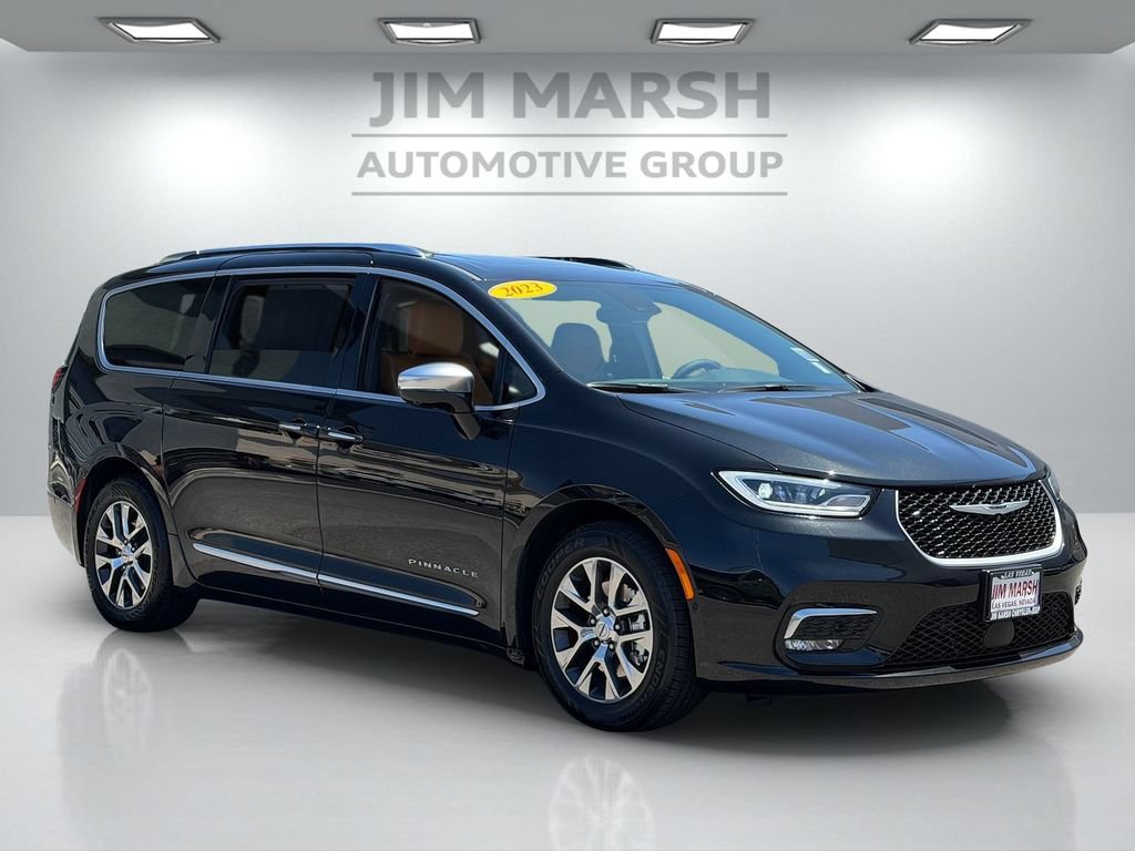 Used 2023 Chrysler Pacifica Pinnacle FWD image 8