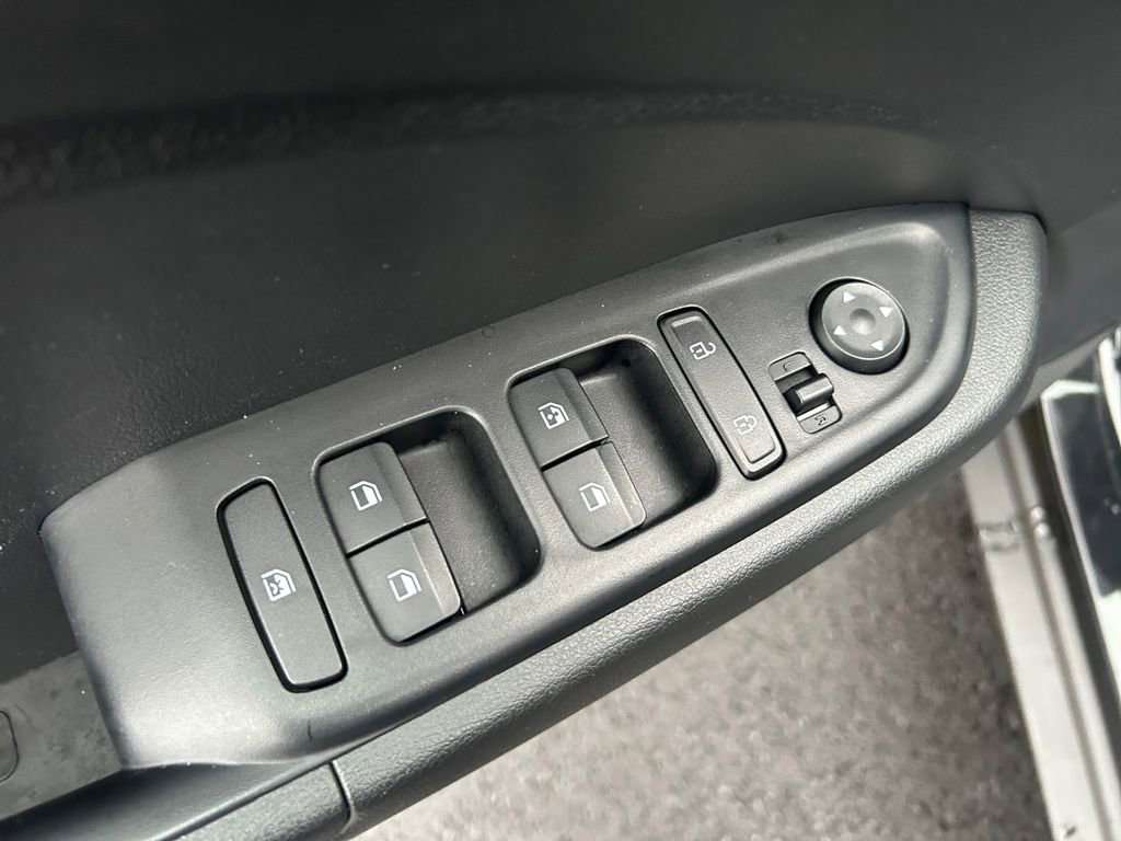 Certified 2025 Hyundai Venue SEL image 23