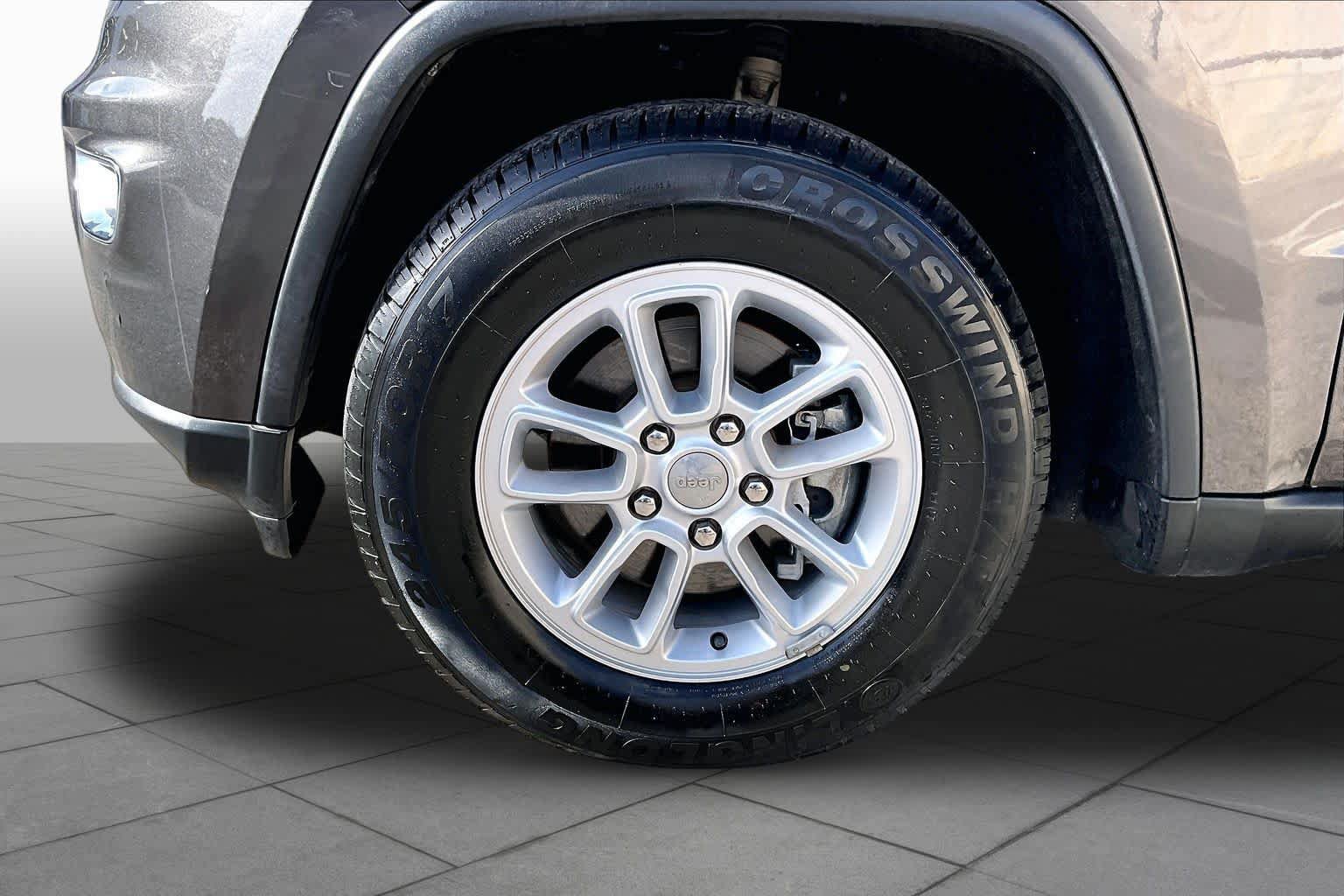 Used 2020 Jeep Grand Cherokee Laredo RWD image 13