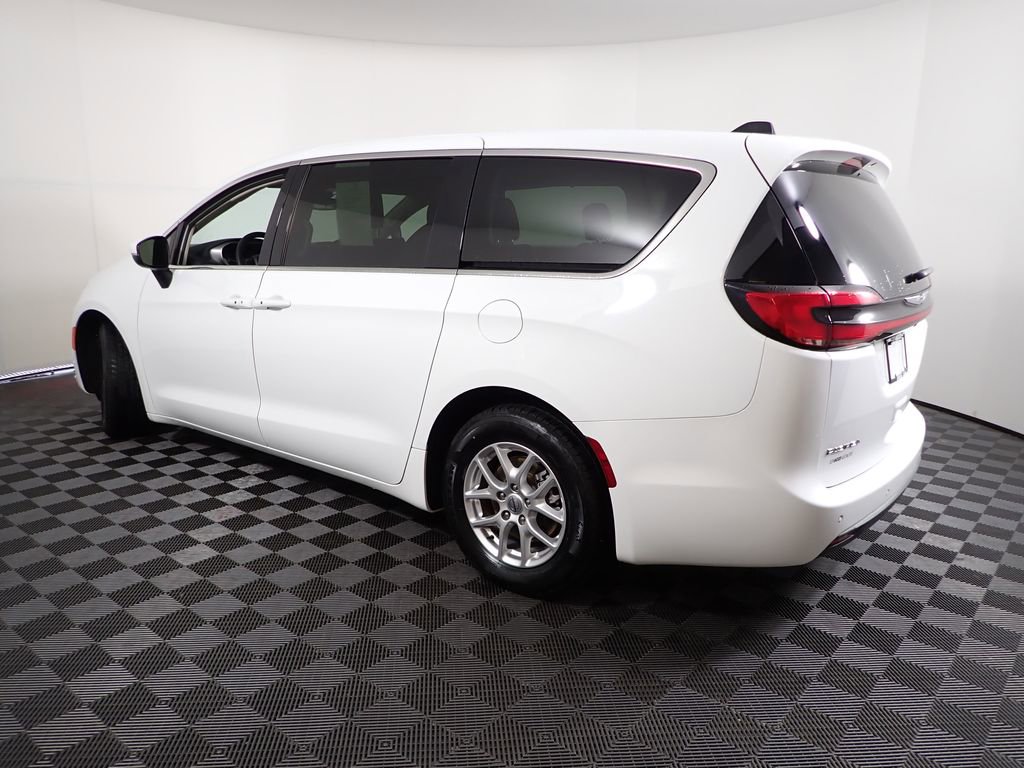 Used 2023 Chrysler Pacifica Touring-L FWD image 13