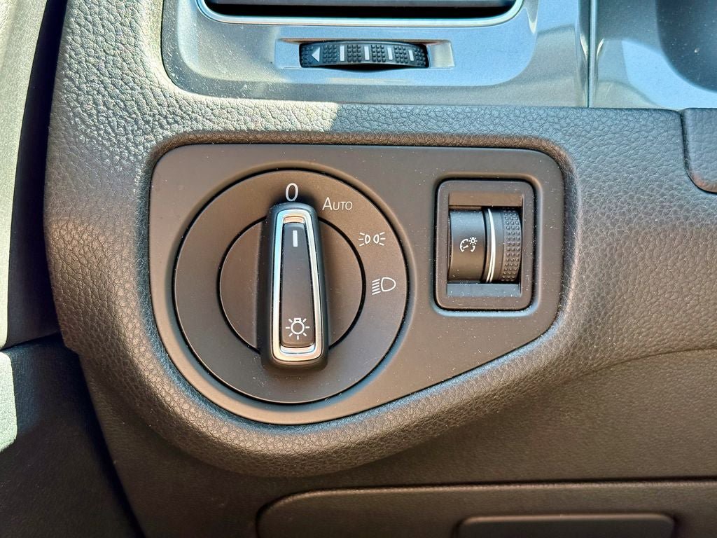 Used 2016 Volkswagen e-Golf SE w/ DC Fast Charging Package FWD image 22