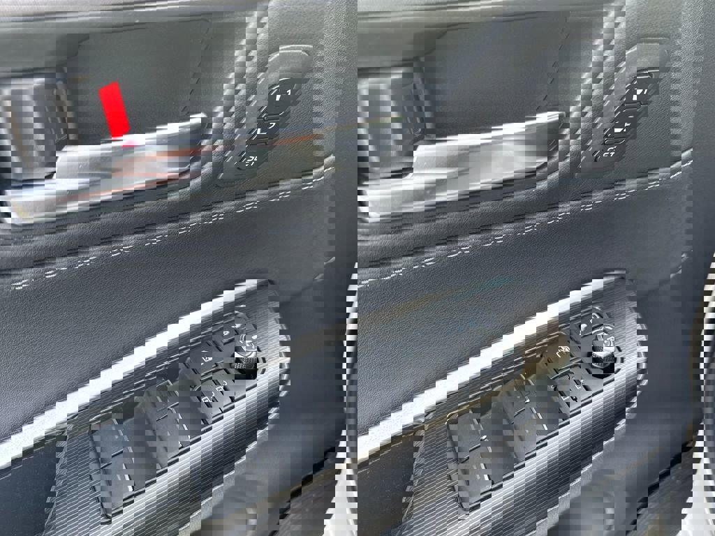 Used 2021 Toyota Venza Limited image 17