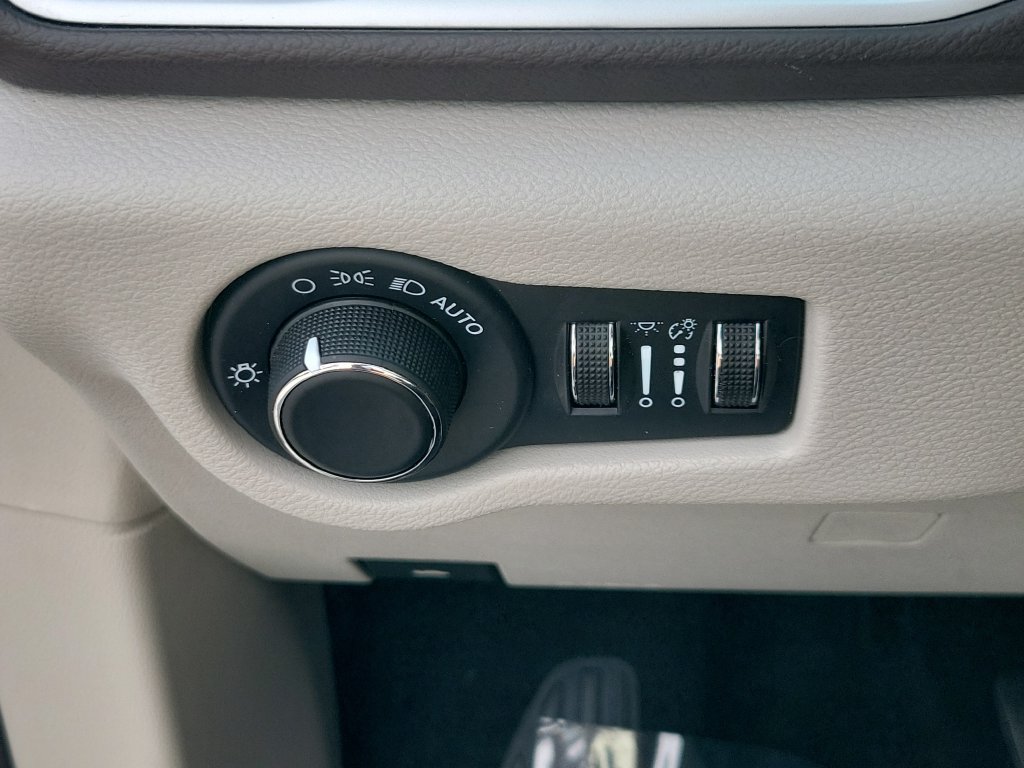 Used 2022 Chrysler Voyager LX FWD image 29