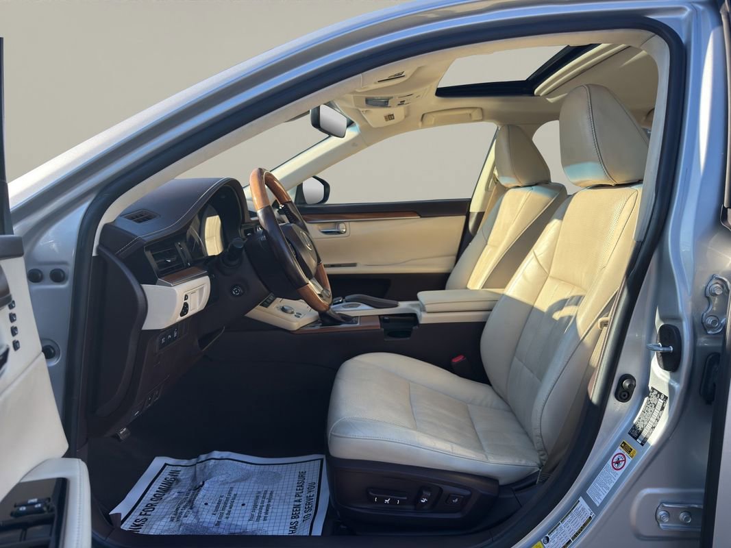 Used 2016 Lexus ES 300h w/ Luxury Package w/Wood Trim image 3